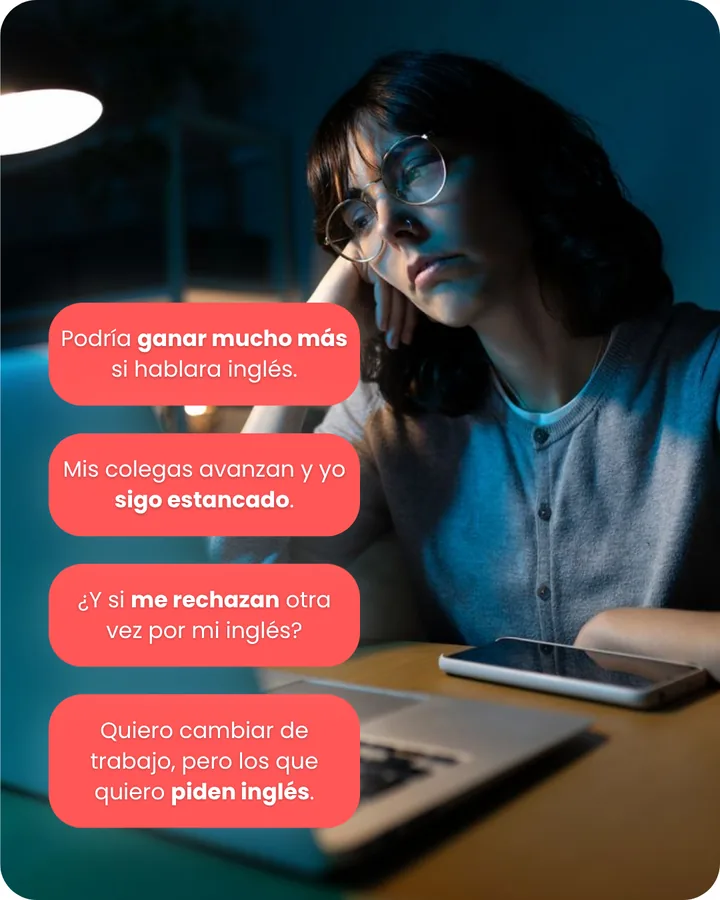 Persona frente a la computadora, de noche, pensando: Podría ganar mucho más si hablara inglés. Mis colegas avanzan y yo sigo estancado. ¿Y si me rechazan otra vez por mi inglés? Quiero cambiar de trabajo, pero los que quiero piden inglés.